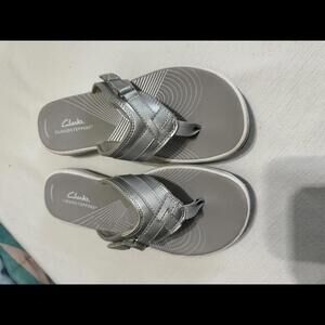 Comfortable Silver Cushioned Flip-Flops Clarks